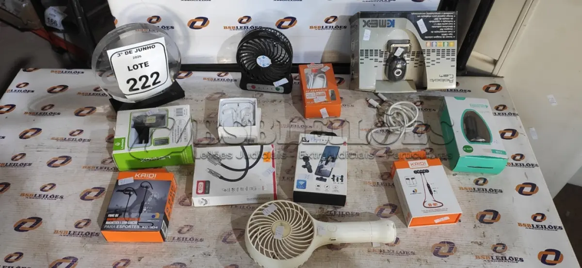 LOTE 222 - 01 LOTE COM VÁRIOS CARREGADORES, FONES DE OUVIDO E 01 CÂMERA. (NO ESTADO) ATENÇÃO! FAZER A VISITAÇÃO ANTES DE ARREMATAR, NÃO SABEMOS SE FUNCIONA, LEILÃO NÃO TEM GARANTIA E NEM DEVOLUÇÃO, SUJEITO A POSSÍVEIS AVARIAS VISÍVEIS/OCULTAS E/OU AUSÊNCIA DE COMPONENTES.