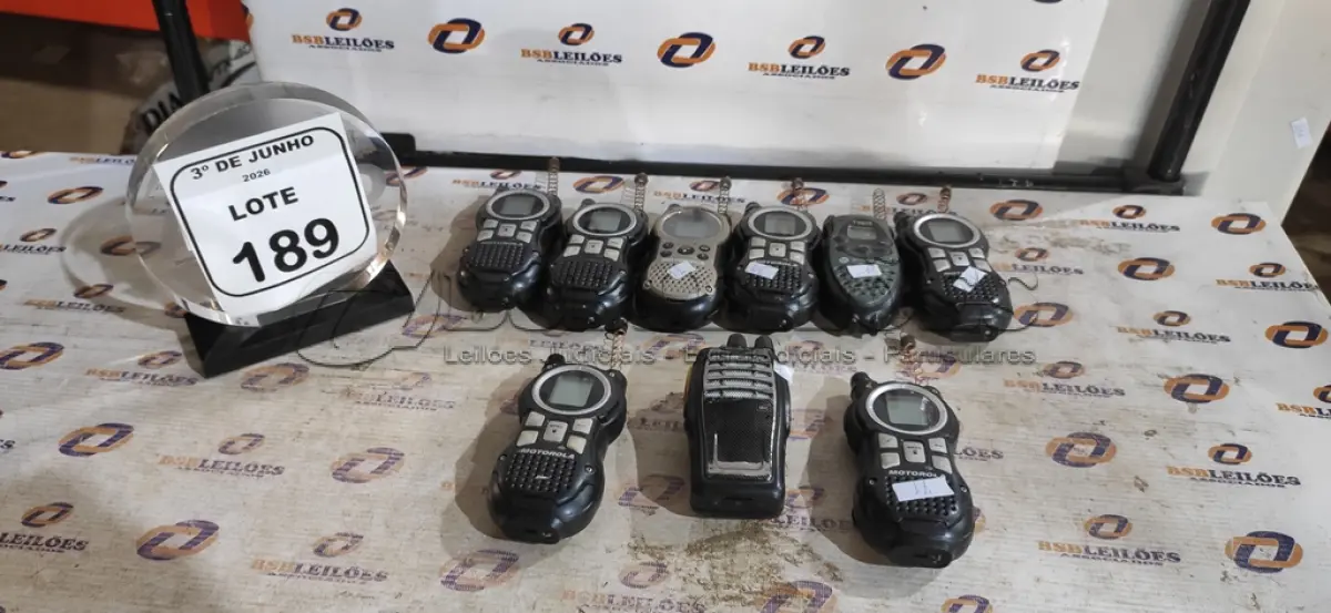 LOTE 189 - 09 RÁDIOS COMUNICADORES DE MARCAS E MODELOS DIVERSOS. (NO ESTADO) ATENÇÃO! FAZER A VISITAÇÃO ANTES DE ARREMATAR, NÃO SABEMOS SE FUNCIONA, LEILÃO NÃO TEM GARANTIA E NEM DEVOLUÇÃO, SUJEITO A POSSÍVEIS AVARIAS VISÍVEIS/OCULTAS E/OU AUSÊNCIA DE COMPONENTES.