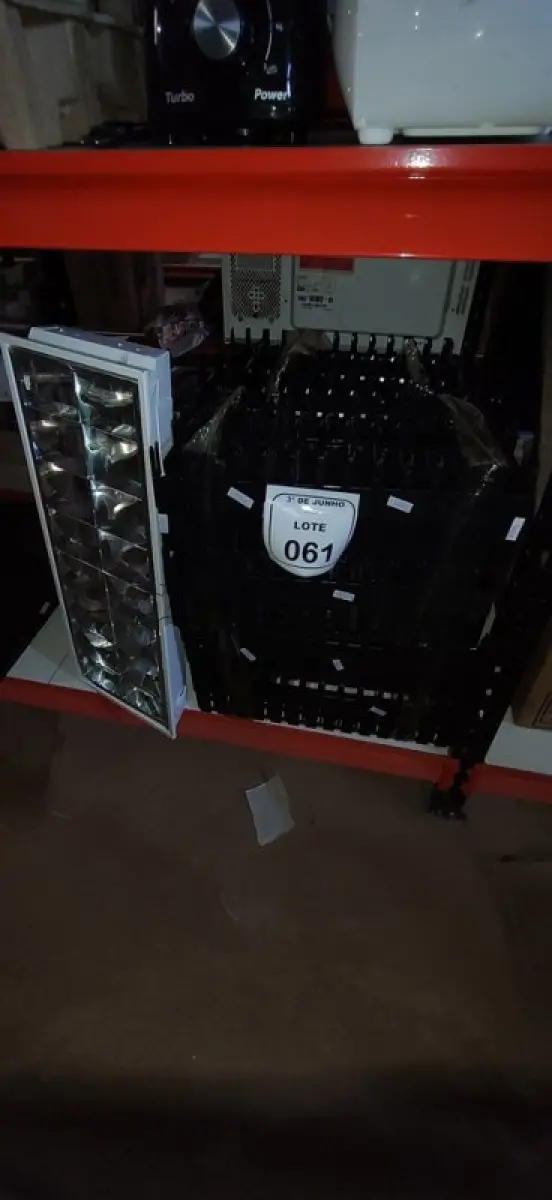 LOTE 061 - 01 LUMINÁRIA DE EMBUTIR E GRANDE QUANTIDADE DE SUPORTES DE HD. (NO ESTADO) ATENÇÃO! FAZER A VISITAÇÃO ANTES DE ARREMATAR, NÃO SABEMOS SE FUNCIONA, LEILÃO NÃO TEM GARANTIA E NEM DEVOLUÇÃO, SUJEITO A POSSÍVEIS AVARIAS VISÍVEIS/OCULTAS E/OU AUSÊNCIA DE COMPONENTES.