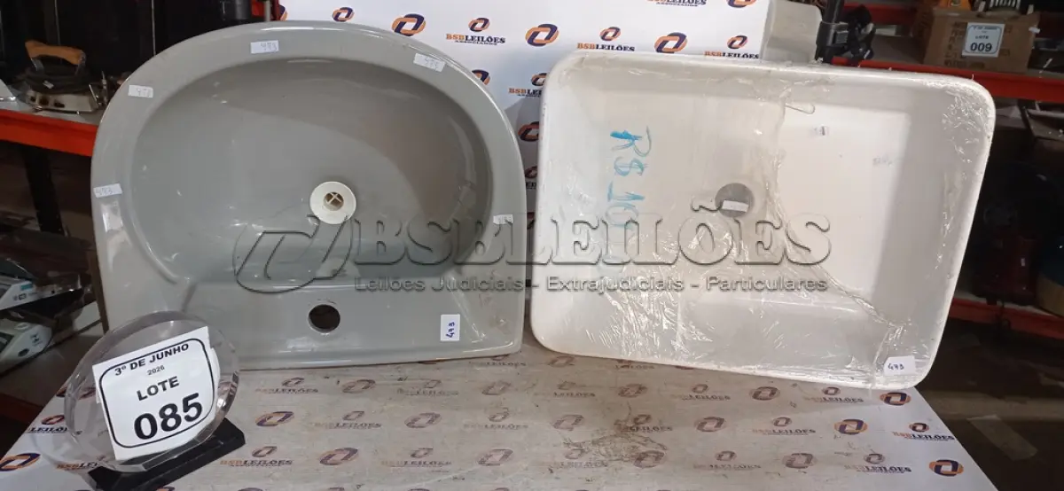 LOTE 085 - 02 CUBAS PIA LOUÇA. (NO ESTADO) ATENÇÃO! FAZER A VISITAÇÃO ANTES DE ARREMATAR, NÃO SABEMOS SE FUNCIONA, LEILÃO NÃO TEM GARANTIA E NEM DEVOLUÇÃO, SUJEITO A POSSÍVEIS AVARIAS VISÍVEIS/OCULTAS E/OU AUSÊNCIA DE COMPONENTES.