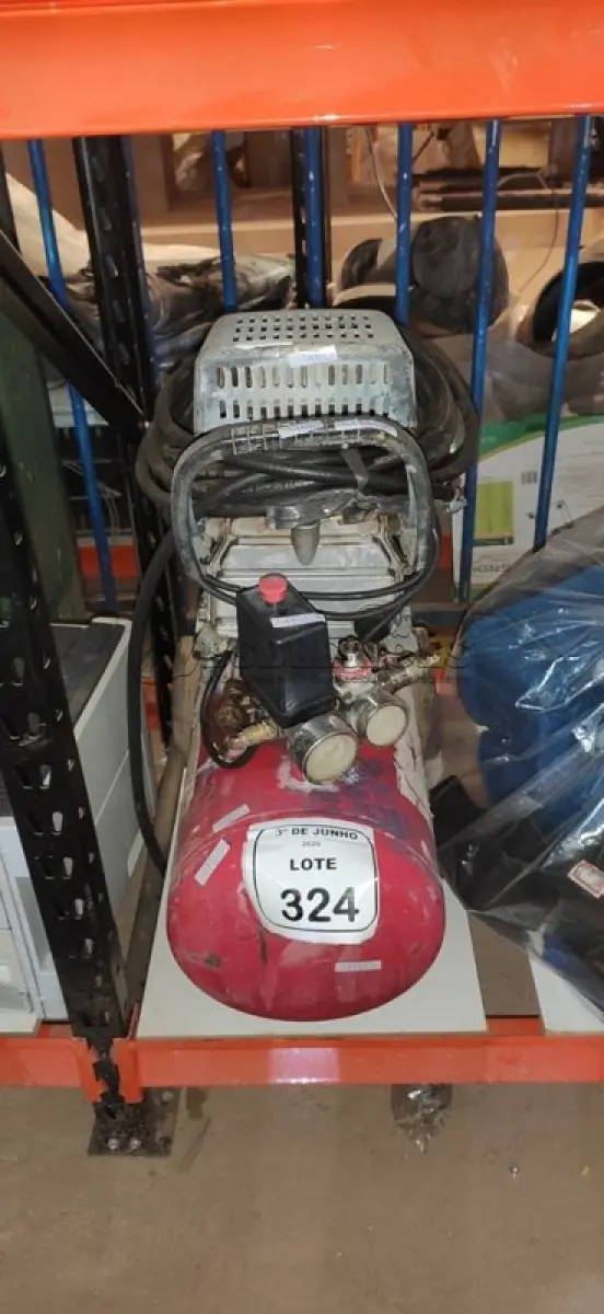 LOTE 324 - 01 COMPRESSOR DE AR MARCA MOTOMIL. (NO ESTADO) ATENÇÃO! FAZER A VISITAÇÃO ANTES DE ARREMATAR, NÃO SABEMOS SE FUNCIONA, LEILÃO NÃO TEM GARANTIA E NEM DEVOLUÇÃO, SUJEITO A POSSÍVEIS AVARIAS VISÍVEIS/OCULTAS E/OU AUSÊNCIA DE COMPONENTES.