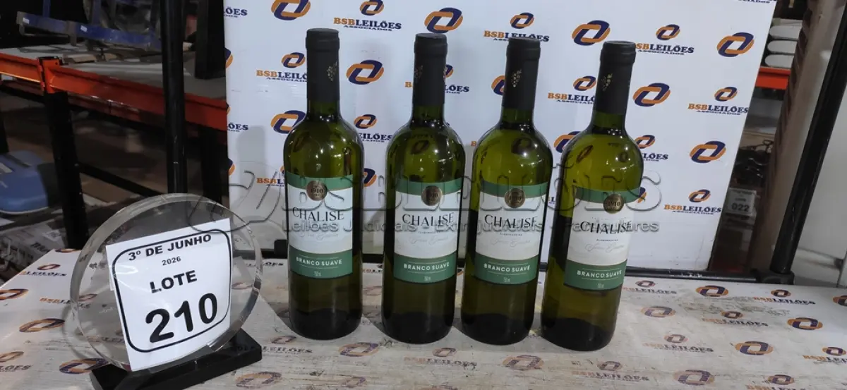 LOTE 210 - 04 GARRAFAS DE VINHO BRANCO SUAVE DE 750 ML MARCA CHALISE. (NO ESTADO) ATENÇÃO! FAZER A VISITAÇÃO ANTES DE ARREMATAR, NÃO SABEMOS SE FUNCIONA, LEILÃO NÃO TEM GARANTIA E NEM DEVOLUÇÃO, SUJEITO A POSSÍVEIS AVARIAS VISÍVEIS/OCULTAS E/OU AUSÊNCIA DE COMPONENTES.