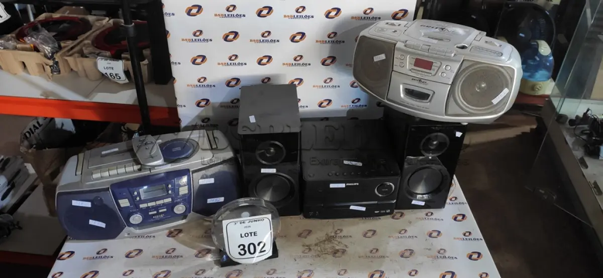 LOTE 302 - 01 MICRO SYSTEM 220V MARCA PHILIPS E 02 APARELHOS DE SOM PORTÁTIL. (NO ESTADO) ATENÇÃO! FAZER A VISITAÇÃO ANTES DE ARREMATAR, NÃO SABEMOS SE FUNCIONA, LEILÃO NÃO TEM GARANTIA E NEM DEVOLUÇÃO, SUJEITO A POSSÍVEIS AVARIAS VISÍVEIS/OCULTAS E/OU AUSÊNCIA DE COMPONENTES.