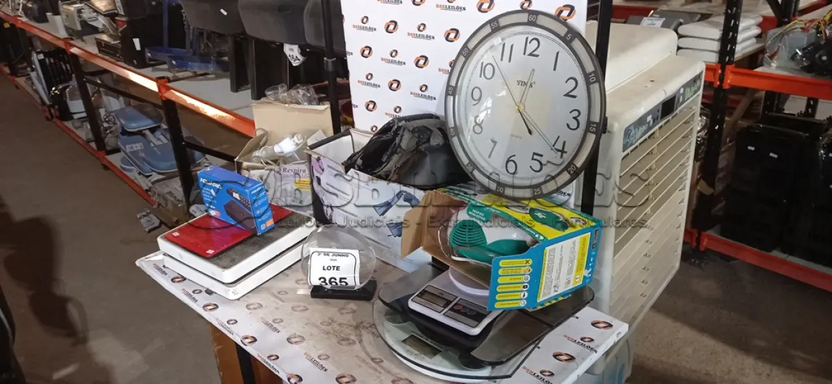 LOTE 365 - 01 MASSAGEADOR, 02 NEBULIZADORES, 01 CONVERSOR DIGITAL, 01 RELÓGIO DE PAREDE E 06 BALANÇAS DE MARCAS E MODELOS DIVERSOS. (NO ESTADO) ATENÇÃO! FAZER A VISITAÇÃO ANTES DE ARREMATAR, NÃO SABEMOS SE FUNCIONA, LEILÃO NÃO TEM GARANTIA E NEM DEVOLUÇÃO, SUJEITO A POSSÍVEIS AVARIAS VISÍVEIS/OCULTAS E/OU AUSÊNCIA DE COMPONENTES.