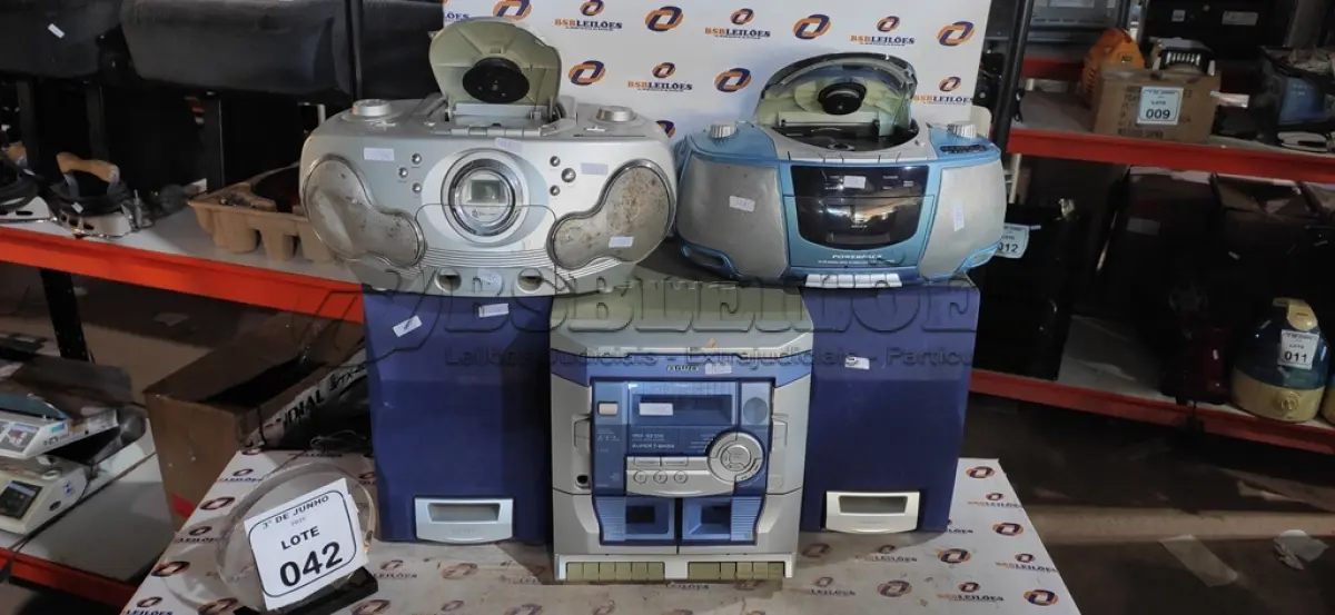 LOTE 042 - 01 MINI SYSTEM MODELO NSX-SZ100 MARCA AIWA E 02 MICROS SYSTEM PORTÁTEIS. (NO ESTADO) ATENÇÃO! FAZER A VISITAÇÃO ANTES DE ARREMATAR, NÃO SABEMOS SE FUNCIONA, LEILÃO NÃO TEM GARANTIA E NEM DEVOLUÇÃO, SUJEITO A POSSÍVEIS AVARIAS VISÍVEIS/OCULTAS E/OU AUSÊNCIA DE COMPONENTES.