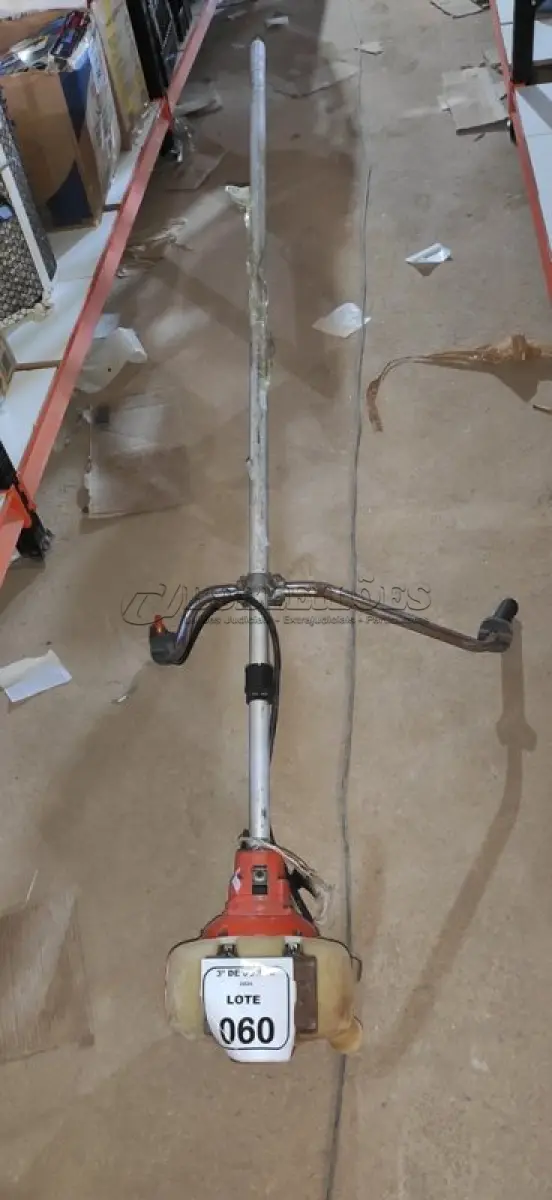 LOTE 060 - 01 ROÇADEIRA MODELO 143R-II MARCA HUSQVARNA INCOMPLETA. (NO ESTADO) ATENÇÃO! FAZER A VISITAÇÃO ANTES DE ARREMATAR, NÃO SABEMOS SE FUNCIONA, LEILÃO NÃO TEM GARANTIA E NEM DEVOLUÇÃO, SUJEITO A POSSÍVEIS AVARIAS VISÍVEIS/OCULTAS E/OU AUSÊNCIA DE COMPONENTES.