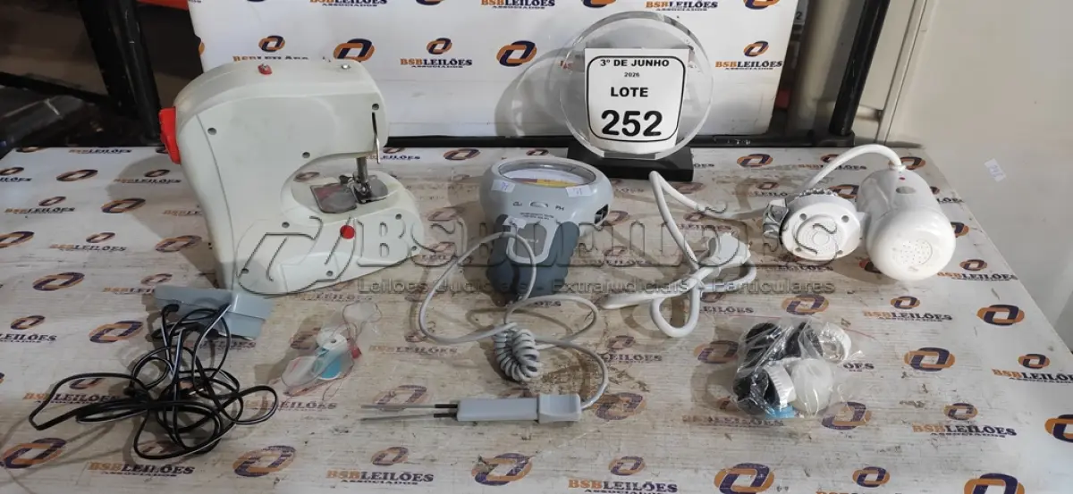 LOTE 252 - 01 TORNEIRA ELÉTRICA DIGITAL 127V, 01 MEDIOR DE PH E CLORO E 01 MINI MÁQUINA DE ESCREVER. (NO ESTADO) ATENÇÃO! FAZER A VISITAÇÃO ANTES DE ARREMATAR, NÃO SABEMOS SE FUNCIONA, LEILÃO NÃO TEM GARANTIA E NEM DEVOLUÇÃO, SUJEITO A POSSÍVEIS AVARIAS VISÍVEIS/OCULTAS E/OU AUSÊNCIA DE COMPONENTES.