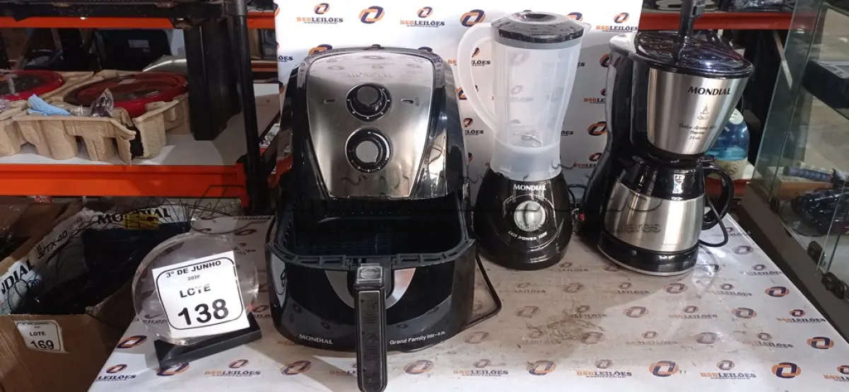 LOTE 138 - 01 CAFETEIRA 220V, 01 LIQUIDIFICADOR E 01 AIR FRYER 5,5L MARCA MONDIAL. (NO ESTADO) ATENÇÃO! FAZER A VISITAÇÃO ANTES DE ARREMATAR, NÃO SABEMOS SE FUNCIONA, LEILÃO NÃO TEM GARANTIA E NEM DEVOLUÇÃO, SUJEITO A POSSÍVEIS AVARIAS VISÍVEIS/OCULTAS E/OU AUSÊNCIA DE COMPONENTES.