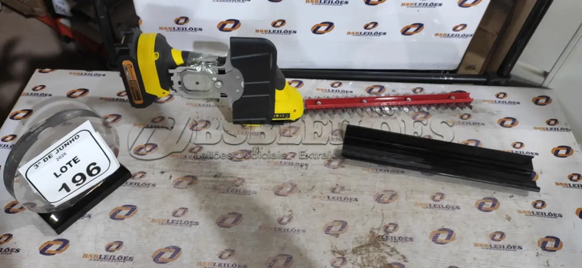 LOTE 196 - 01 MÁQUINA DE CORTAR CERCA-VIVA A BATERIA 21V MARCA BOMVINK. (NO ESTADO) ATENÇÃO! FAZER A VISITAÇÃO ANTES DE ARREMATAR, NÃO SABEMOS SE FUNCIONA, LEILÃO NÃO TEM GARANTIA E NEM DEVOLUÇÃO, SUJEITO A POSSÍVEIS AVARIAS VISÍVEIS/OCULTAS E/OU AUSÊNCIA DE COMPONENTES.