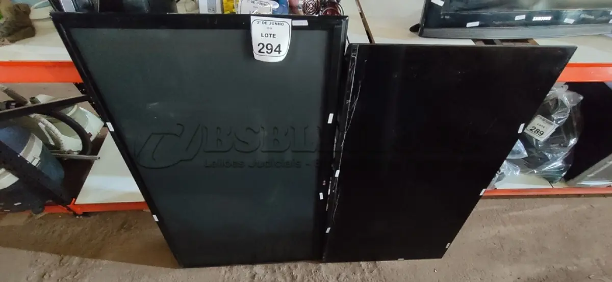 LOTE 294 - 02 TVS PARA RETIRADA DE PEÇAS. (NO ESTADO) ATENÇÃO! FAZER A VISITAÇÃO ANTES DE ARREMATAR, NÃO SABEMOS SE FUNCIONA, LEILÃO NÃO TEM GARANTIA E NEM DEVOLUÇÃO, SUJEITO A POSSÍVEIS AVARIAS VISÍVEIS/OCULTAS E/OU AUSÊNCIA DE COMPONENTES.