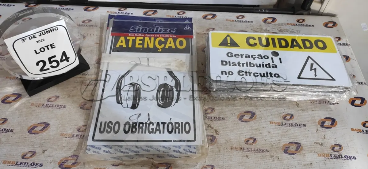 LOTE 254 - 01 LOTE COM PLACAS SINALIZADORAS. (NO ESTADO) ATENÇÃO! FAZER A VISITAÇÃO ANTES DE ARREMATAR, NÃO SABEMOS SE FUNCIONA, LEILÃO NÃO TEM GARANTIA E NEM DEVOLUÇÃO, SUJEITO A POSSÍVEIS AVARIAS VISÍVEIS/OCULTAS E/OU AUSÊNCIA DE COMPONENTES.