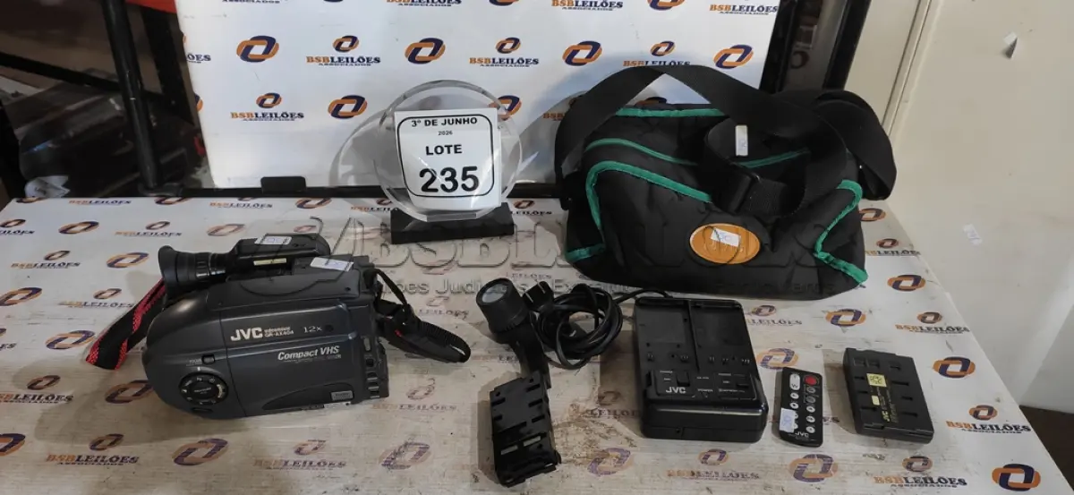 LOTE 235 - 01 FILMADORA MODELO GR-AX404 COM ACESSÓRIOS MARCA JVC. (NO ESTADO) ATENÇÃO! FAZER A VISITAÇÃO ANTES DE ARREMATAR, NÃO SABEMOS SE FUNCIONA, LEILÃO NÃO TEM GARANTIA E NEM DEVOLUÇÃO, SUJEITO A POSSÍVEIS AVARIAS VISÍVEIS/OCULTAS E/OU AUSÊNCIA DE COMPONENTES.