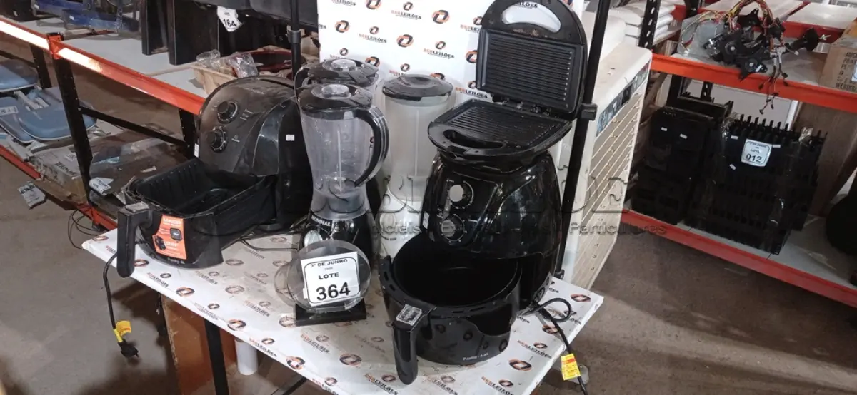 LOTE 364 - 03 LIQUIDIFICADORES, 01 SANDUICHEIRA E 02 AIR FRYERS. (NO ESTADO) ATENÇÃO! FAZER A VISITAÇÃO ANTES DE ARREMATAR, NÃO SABEMOS SE FUNCIONA, LEILÃO NÃO TEM GARANTIA E NEM DEVOLUÇÃO, SUJEITO A POSSÍVEIS AVARIAS VISÍVEIS/OCULTAS E/OU AUSÊNCIA DE COMPONENTES.