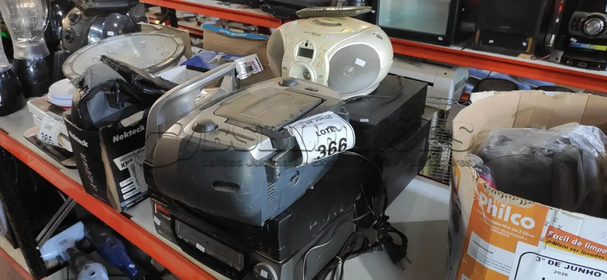 LOTE 366 - 03 APARELHOS DE SOM PORTÁTIL E 05 APARELHOS DE VÍDEO CASSETE. (NO ESTADO) ATENÇÃO! FAZER A VISITAÇÃO ANTES DE ARREMATAR, NÃO SABEMOS SE FUNCIONA, LEILÃO NÃO TEM GARANTIA E NEM DEVOLUÇÃO, SUJEITO A POSSÍVEIS AVARIAS VISÍVEIS/OCULTAS E/OU AUSÊNCIA DE COMPONENTES.