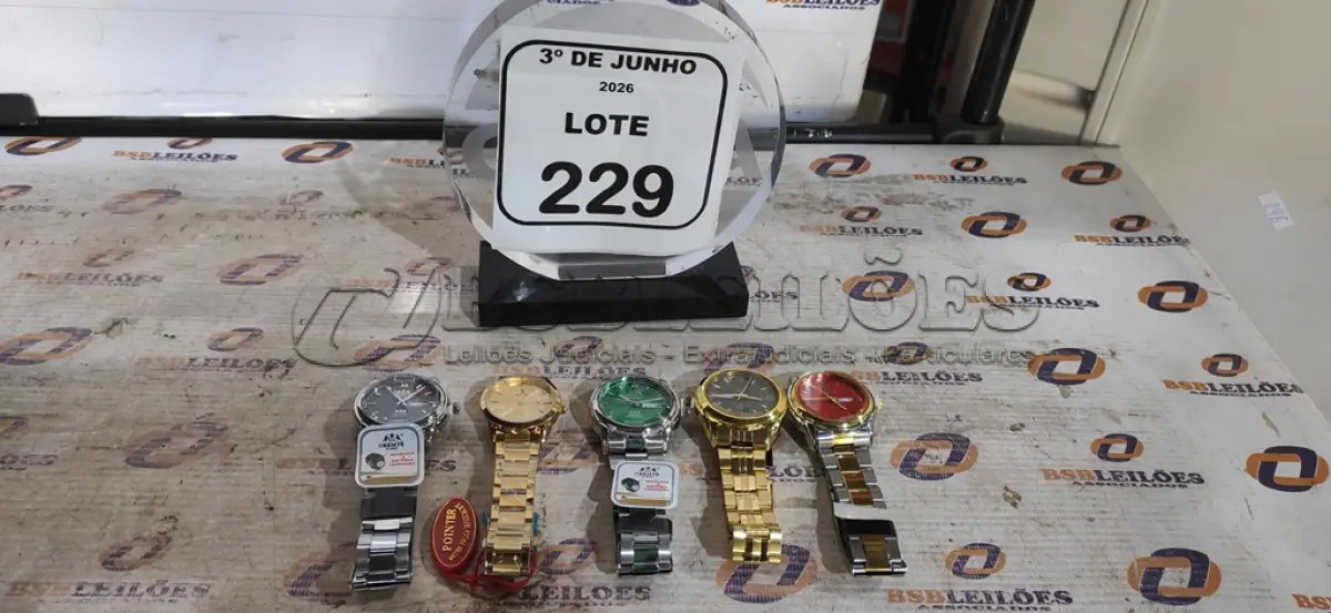 LOTE 229 - 05 RELÓGIOS DE PULSO. (NO ESTADO) ATENÇÃO! FAZER A VISITAÇÃO ANTES DE ARREMATAR, NÃO SABEMOS SE FUNCIONA, LEILÃO NÃO TEM GARANTIA E NEM DEVOLUÇÃO, SUJEITO A POSSÍVEIS AVARIAS VISÍVEIS/OCULTAS E/OU AUSÊNCIA DE COMPONENTES.