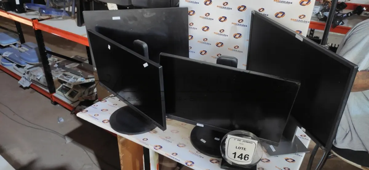 LOTE 146 - 04 MONITORES MODELOS THINLVISION MARCA LENOVO. (NO ESTADO) ATENÇÃO! FAZER A VISITAÇÃO ANTES DE ARREMATAR, NÃO SABEMOS SE FUNCIONA, LEILÃO NÃO TEM GARANTIA E NEM DEVOLUÇÃO, SUJEITO A POSSÍVEIS AVARIAS VISÍVEIS/OCULTAS E/OU AUSÊNCIA DE COMPONENTES.