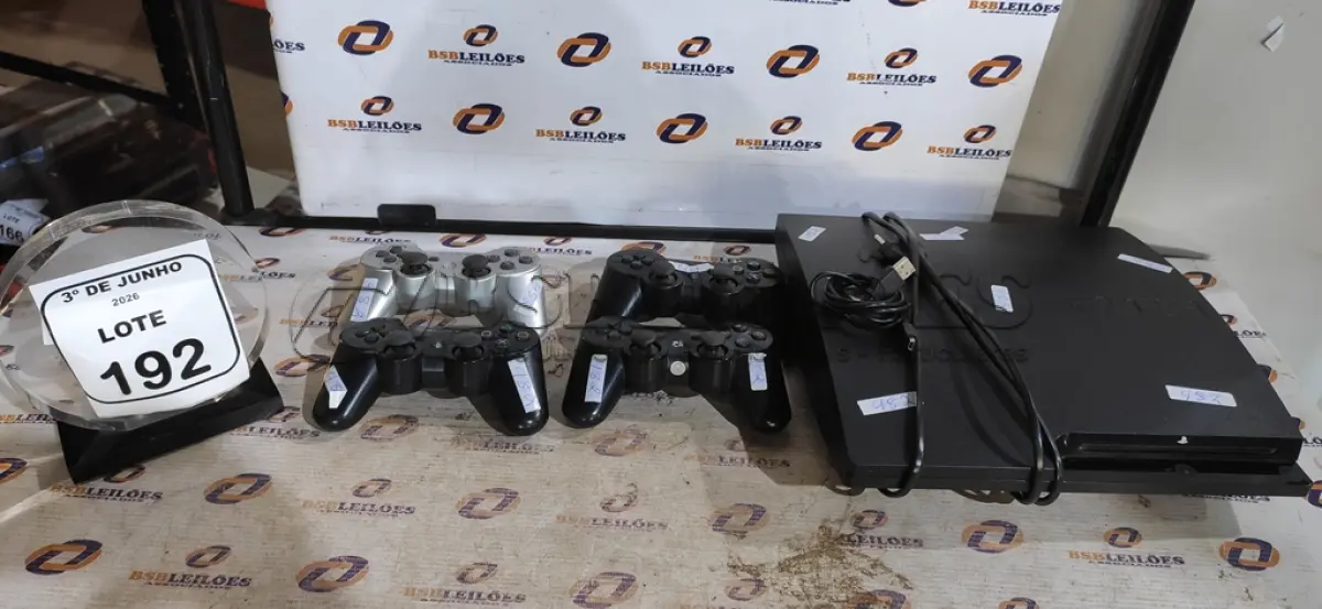 LOTE 192 - 01 PLAY STATION 3 E 03 CONTROLES. (NO ESTADO) ATENÇÃO! FAZER A VISITAÇÃO ANTES DE ARREMATAR, NÃO SABEMOS SE FUNCIONA, LEILÃO NÃO TEM GARANTIA E NEM DEVOLUÇÃO, SUJEITO A POSSÍVEIS AVARIAS VISÍVEIS/OCULTAS E/OU AUSÊNCIA DE COMPONENTES.