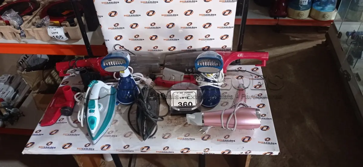 LOTE 360 - 02 ASPIRADORES DE PÓ, 02 VAPORIZADORES DE ROUPA, 02 FERROS DE PASSAR E 01 SECADOR DE CABELO. (NO ESTADO) ATENÇÃO! FAZER A VISITAÇÃO ANTES DE ARREMATAR, NÃO SABEMOS SE FUNCIONA, LEILÃO NÃO TEM GARANTIA E NEM DEVOLUÇÃO, SUJEITO A POSSÍVEIS AVARIAS VISÍVEIS/OCULTAS E/OU AUSÊNCIA DE COMPONENTES.