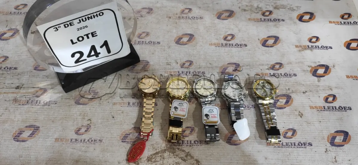 LOTE 241 - 05 RELÓGIOS DE PULSO. (NO ESTADO) ATENÇÃO! FAZER A VISITAÇÃO ANTES DE ARREMATAR, NÃO SABEMOS SE FUNCIONA, LEILÃO NÃO TEM GARANTIA E NEM DEVOLUÇÃO, SUJEITO A POSSÍVEIS AVARIAS VISÍVEIS/OCULTAS E/OU AUSÊNCIA DE COMPONENTES.
