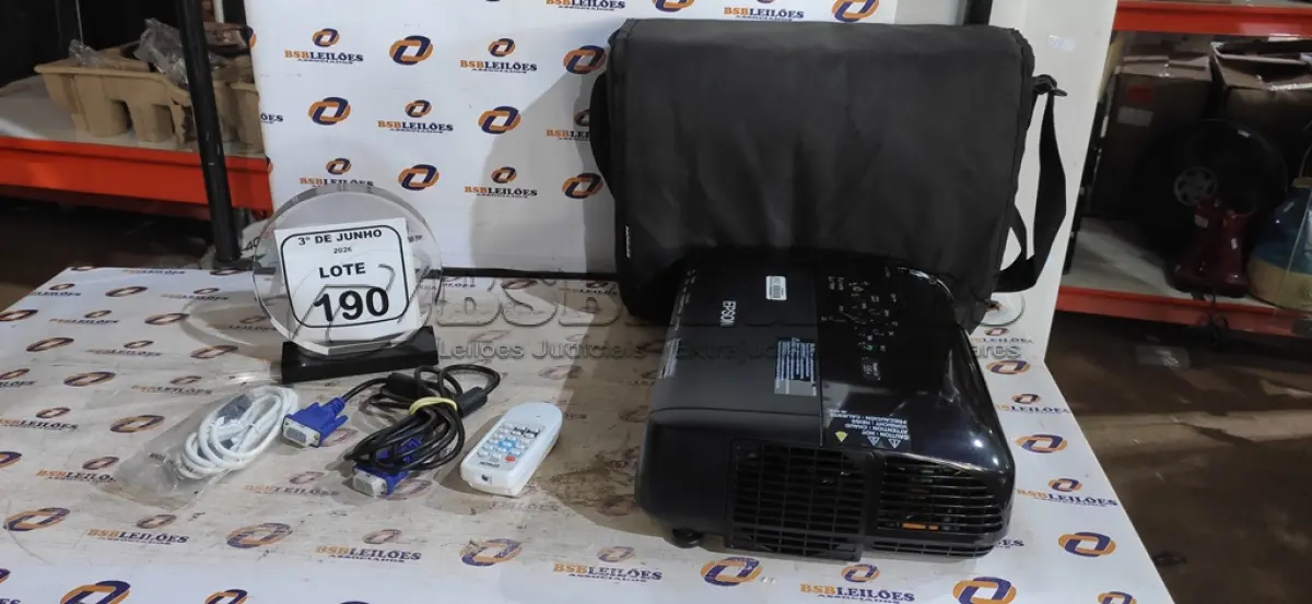 LOTE 190 - 01 PROJETOR COM CABOS E BOLSA MARCA EPSON. (NO ESTADO) ATENÇÃO! FAZER A VISITAÇÃO ANTES DE ARREMATAR, NÃO SABEMOS SE FUNCIONA, LEILÃO NÃO TEM GARANTIA E NEM DEVOLUÇÃO, SUJEITO A POSSÍVEIS AVARIAS VISÍVEIS/OCULTAS E/OU AUSÊNCIA DE COMPONENTES.