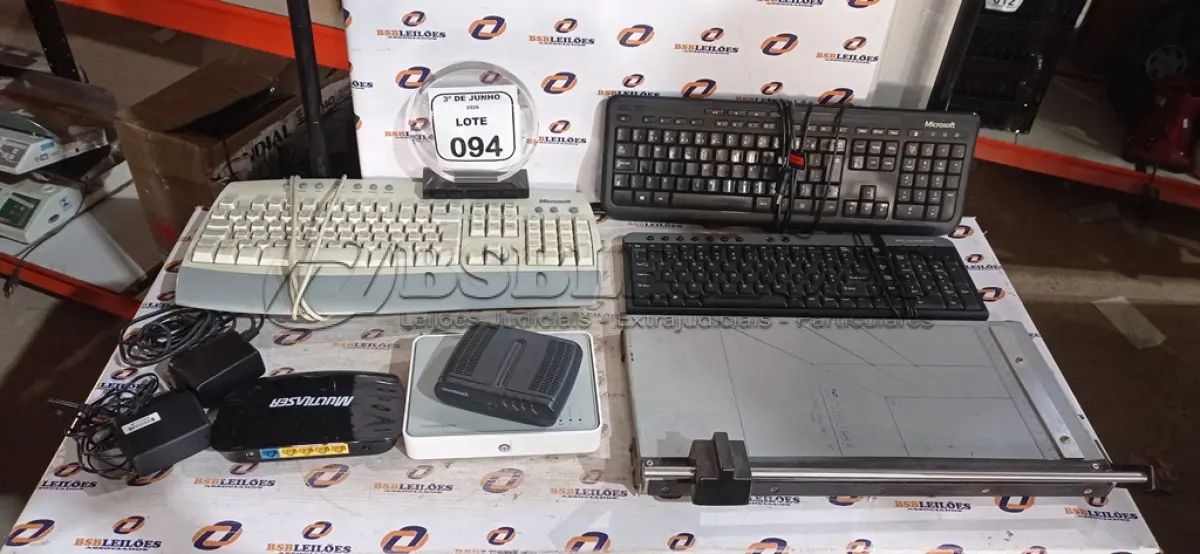 LOTE 094 - 03 ROTEADORES, 03 TECLADOS DE PC E 01 GUILHITINA DE PAPEL. (NO ESTADO) ATENÇÃO! FAZER A VISITAÇÃO ANTES DE ARREMATAR, NÃO SABEMOS SE FUNCIONA, LEILÃO NÃO TEM GARANTIA E NEM DEVOLUÇÃO, SUJEITO A POSSÍVEIS AVARIAS VISÍVEIS/OCULTAS E/OU AUSÊNCIA DE COMPONENTES.