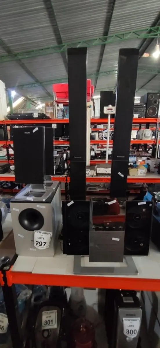 LOTE 297 - 01 MICRO SYSTEM MODELO MCM299/55 MARCA PHILIPS COM 02 CAIXAS, 01 SUBWOOFER MARCA PHILIPS E 02 CAIXAS DE SOM TIPO TORRE MARCA PANASONIC. (NO ESTADO) ATENÇÃO! FAZER A VISITAÇÃO ANTES DE ARREMATAR, NÃO SABEMOS SE FUNCIONA, LEILÃO NÃO TEM GARANTIA E NEM DEVOLUÇÃO, SUJEITO A POSSÍVEIS AVARIAS VISÍVEIS/OCULTAS E/OU AUSÊNCIA DE COMPONENTES.
