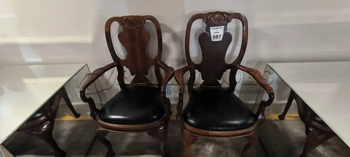 LOTE 087 - 02 CADEIRAS EM MADEIRA ESTILO CLÁSSICO COM ASSENTO EM COURO NA COR PRETO. (NO ESTADO) ATENÇÃO! FAZER A VISITAÇÃO ANTES DE ARREMATAR, NÃO SABEMOS SE FUNCIONA, LEILÃO NÃO TEM GARANTIA E NEM DEVOLUÇÃO, SUJEITO A POSSÍVEIS AVARIAS VISÍVEIS/OCULTAS E/OU AUSÊNCIA DE COMPONENTES.