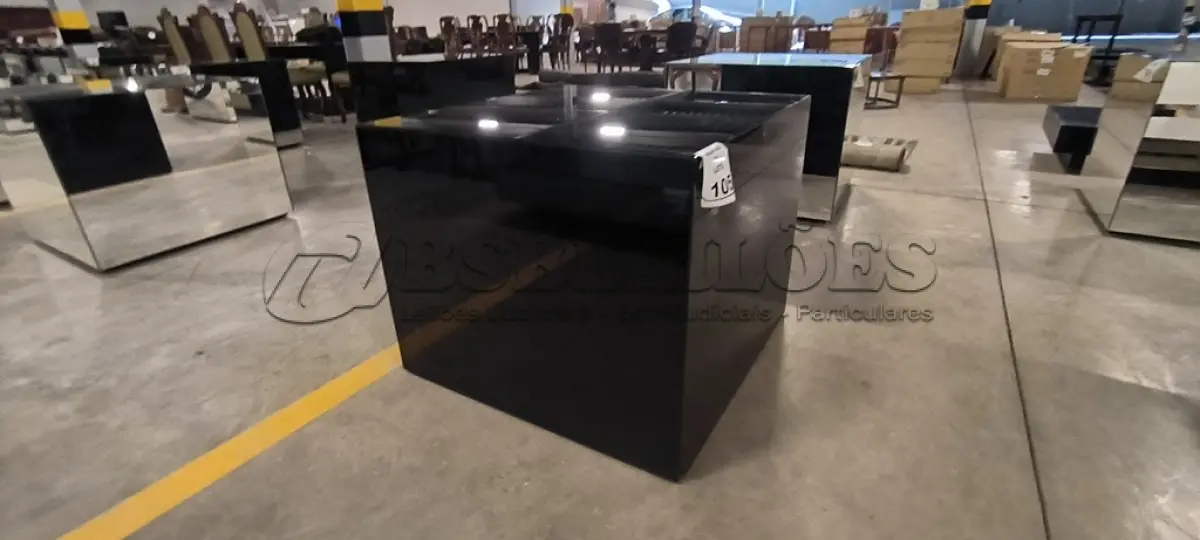LOTE 105 - 01 MESA DE CENTRO EM DESIGNER CÚBICO ESPELHADA ESCURO. (NO ESTADO) ATENÇÃO! FAZER A VISITAÇÃO ANTES DE ARREMATAR, NÃO SABEMOS SE FUNCIONA, LEILÃO NÃO TEM GARANTIA E NEM DEVOLUÇÃO, SUJEITO A POSSÍVEIS AVARIAS VISÍVEIS/OCULTAS E/OU AUSÊNCIA DE COMPONENTES.