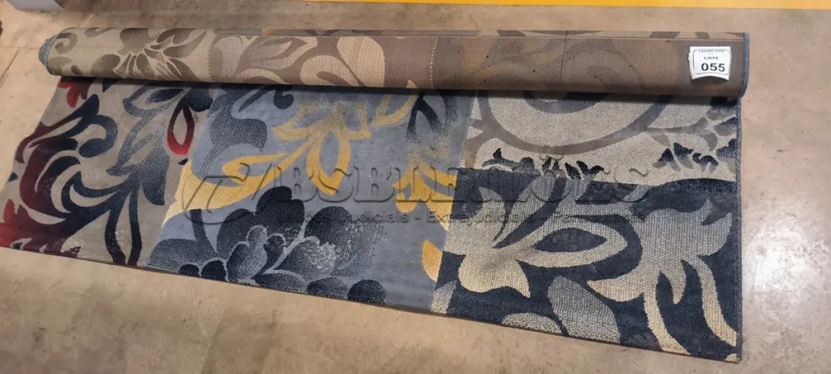 LOTE 055 - 01 TAPETE PATCHWORK COM ESTAPAS EM FLORAL E TONS CINZA E DOURADO.  (NO ESTADO) ATENÇÃO! FAZER A VISITAÇÃO ANTES DE ARREMATAR, NÃO SABEMOS SE FUNCIONA, LEILÃO NÃO TEM GARANTIA E NEM DEVOLUÇÃO, SUJEITO A POSSÍVEIS AVARIAS VISÍVEIS/OCULTAS E/OU AUSÊNCIA DE COMPONENTES.