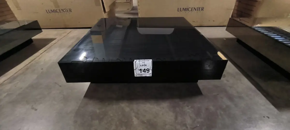 LOTE 149 - 01 MESA DE CENTRO QUADRADA ESPELHADA ESCURA.  (NO ESTADO) ATENÇÃO! FAZER A VISITAÇÃO ANTES DE ARREMATAR, NÃO SABEMOS SE FUNCIONA, LEILÃO NÃO TEM GARANTIA E NEM DEVOLUÇÃO, SUJEITO A POSSÍVEIS AVARIAS VISÍVEIS/OCULTAS E/OU AUSÊNCIA DE COMPONENTES.
