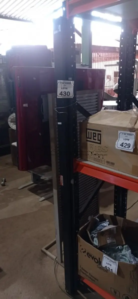 LOTE 430 - 01 TELA DE PROJEÇÃO RETRÁTIL. (NO ESTADO) ATENÇÃO! FAZER A VISITAÇÃO ANTES DE ARREMATAR, NÃO SABEMOS SE FUNCIONA, LEILÃO NÃO TEM GARANTIA E NEM DEVOLUÇÃO, SUJEITO A POSSÍVEIS AVARIAS VISÍVEIS/OCULTAS E/OU AUSÊNCIA DE COMPONENTES.