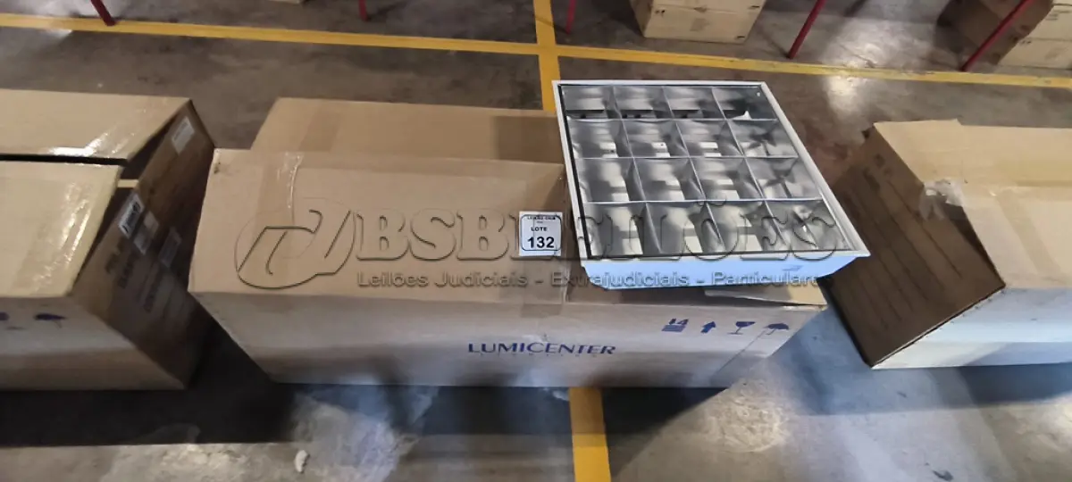 LOTE 132 - 08 LUMINÁRIAS DE EMBUTIR PARA LÂMPADAS COM REATORES. (NO ESTADO) ATENÇÃO! FAZER A VISITAÇÃO ANTES DE ARREMATAR, NÃO SABEMOS SE FUNCIONA, LEILÃO NÃO TEM GARANTIA E NEM DEVOLUÇÃO, SUJEITO A POSSÍVEIS AVARIAS VISÍVEIS/OCULTAS E/OU AUSÊNCIA DE COMPONENTES.