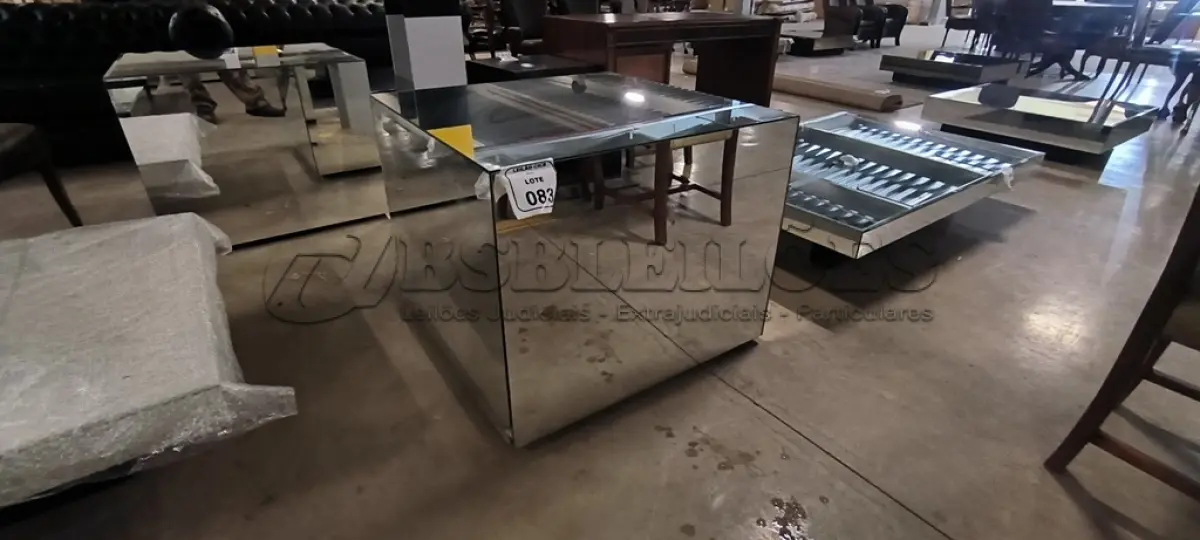 LOTE 083 - 01 MESA DE CENTRO EM DESIGNER CÚBICO ESPELHADA. (NO ESTADO) ATENÇÃO! FAZER A VISITAÇÃO ANTES DE ARREMATAR, NÃO SABEMOS SE FUNCIONA, LEILÃO NÃO TEM GARANTIA E NEM DEVOLUÇÃO, SUJEITO A POSSÍVEIS AVARIAS VISÍVEIS/OCULTAS E/OU AUSÊNCIA DE COMPONENTES.