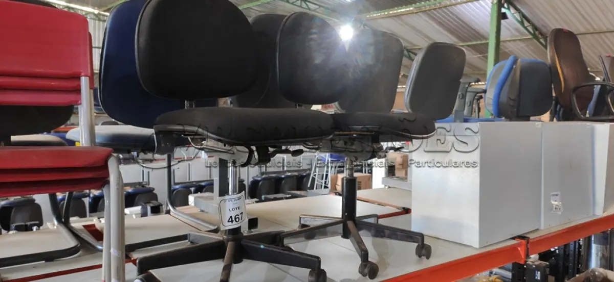 LOTE 467 - 02 CADEIRAS GIRATÓRIAS PARA ESCRITÓRIO. (NO ESTADO) ATENÇÃO! FAZER A VISITAÇÃO ANTES DE ARREMATAR, NÃO SABEMOS SE FUNCIONA, LEILÃO NÃO TEM GARANTIA E NEM DEVOLUÇÃO, SUJEITO A POSSÍVEIS AVARIAS VISÍVEIS/OCULTAS E/OU AUSÊNCIA DE COMPONENTES.