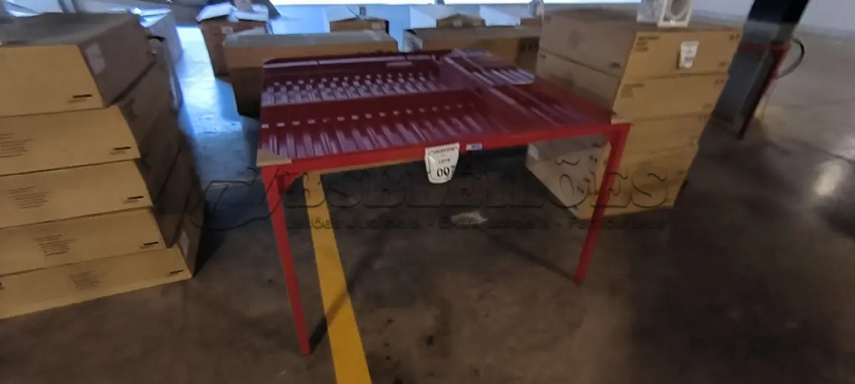 LOTE 007 - 01 MESA QUADRADA COM PINTURA EM VERMELHO COM  PÉS EM FERRO COM TAMPO EM CRISTAL INCOLOR 8MM NA COR VERMELHO. (NO ESTADO) ATENÇÃO! FAZER A VISITAÇÃO ANTES DE ARREMATAR, NÃO SABEMOS SE FUNCIONA, LEILÃO NÃO TEM GARANTIA E NEM DEVOLUÇÃO, SUJEITO A POSSÍVEIS AVARIAS VISÍVEIS/OCULTAS E/OU AUSÊNCIA DE COMPONENTES.