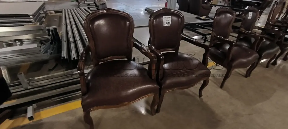 LOTE 040 - 02 CADEIRAS EM MADEIRA ESTILO LUIS XV, COM ASSENTOS EM COURO NA COR MARROM E DETALHE DE TACHAS NA BORDA DO ENCOSTO. (NO ESTADO) ATENÇÃO! FAZER A VISITAÇÃO ANTES DE ARREMATAR, NÃO SABEMOS SE FUNCIONA, LEILÃO NÃO TEM GARANTIA E NEM DEVOLUÇÃO, SUJEITO A POSSÍVEIS AVARIAS VISÍVEIS/OCULTAS E/OU AUSÊNCIA DE COMPONENTES.