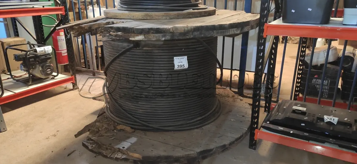 LOTE 395 - 01 CARRETEL COM 617M DE FIO 0,35MM PRETO DE ALUMÍNIO15KV BLINDADO PRETO. (NO ESTADO) ATENÇÃO! FAZER A VISITAÇÃO ANTES DE ARREMATAR, NÃO SABEMOS SE FUNCIONA, LEILÃO NÃO TEM GARANTIA E NEM DEVOLUÇÃO, SUJEITO A POSSÍVEIS AVARIAS VISÍVEIS/OCULTAS E/OU AUSÊNCIA DE COMPONENTES.