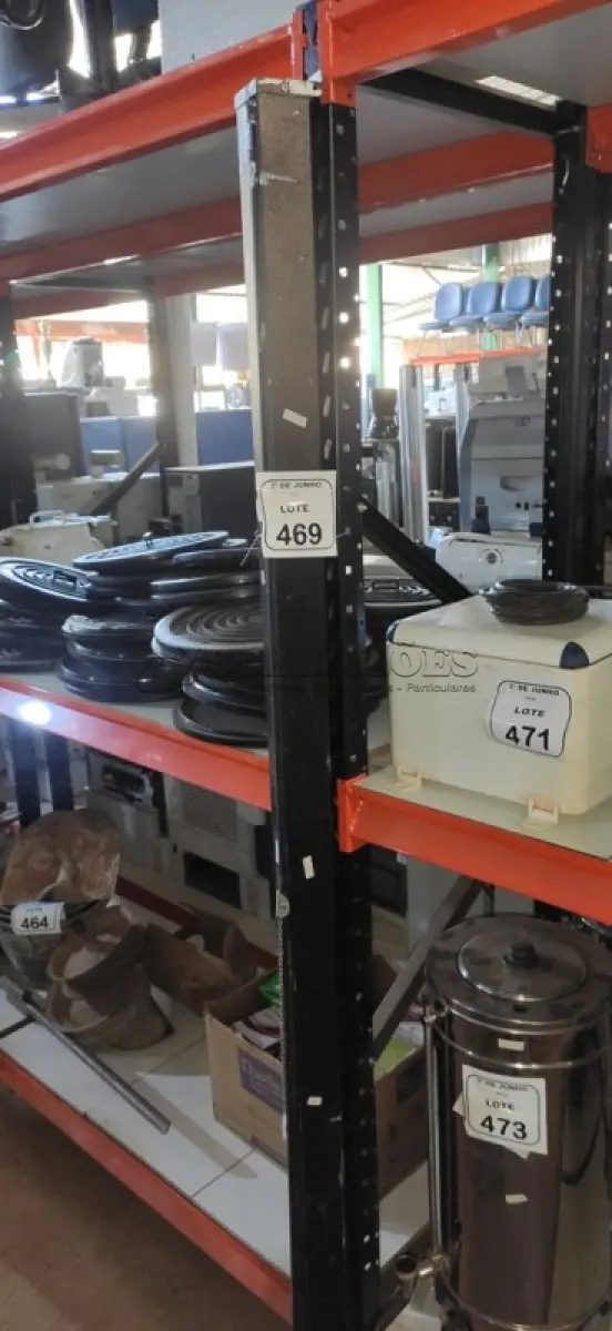 LOTE 469 - 01 TELA DE PROJEÇÃO RETRÁTIL. (NO ESTADO) ATENÇÃO! FAZER A VISITAÇÃO ANTES DE ARREMATAR, NÃO SABEMOS SE FUNCIONA, LEILÃO NÃO TEM GARANTIA E NEM DEVOLUÇÃO, SUJEITO A POSSÍVEIS AVARIAS VISÍVEIS/OCULTAS E/OU AUSÊNCIA DE COMPONENTES.