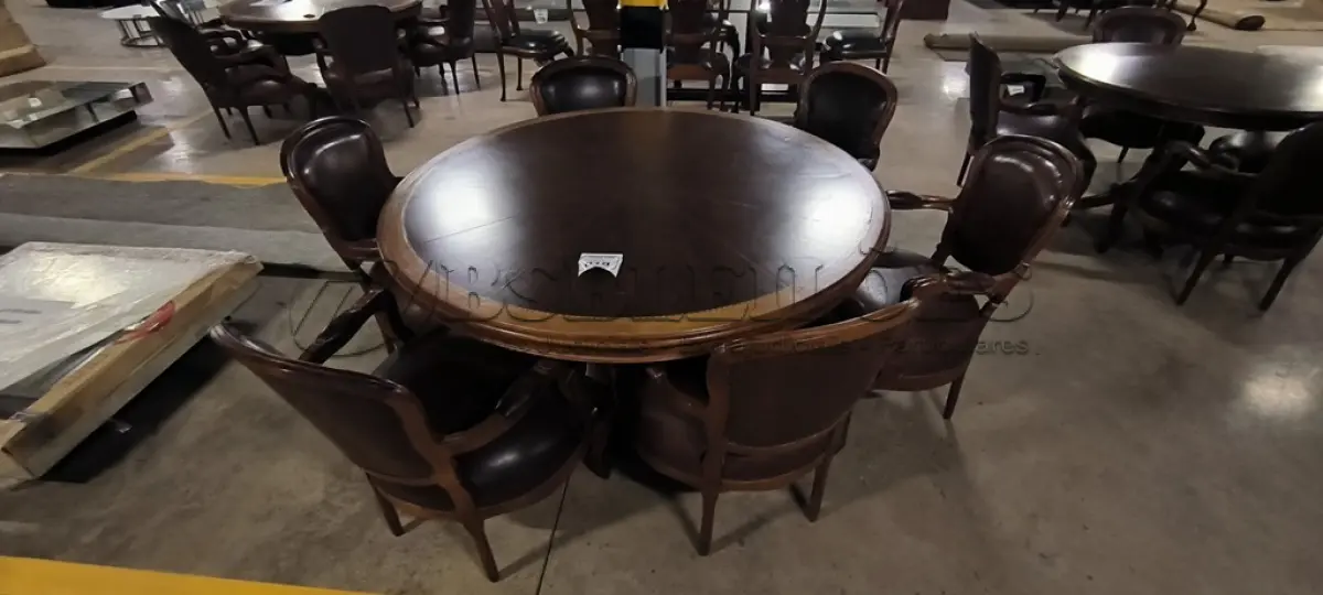 LOTE 018 - 01 MESA REDONDA EM MADEIRA COM 06 CADEIRAS EM MADEIRA, ESTILO LUIS XV ASSENTOS EM COURO NA COR MARROM E DETALHE DE TACHAS NA BORDA DO ENCOSTO. (NO ESTADO) ATENÇÃO! FAZER A VISITAÇÃO ANTES DE ARREMATAR, NÃO SABEMOS SE FUNCIONA, LEILÃO NÃO TEM GARANTIA E NEM DEVOLUÇÃO, SUJEITO A POSSÍVEIS AVARIAS VISÍVEIS/OCULTAS E/OU AUSÊNCIA DE COMPONENTES.