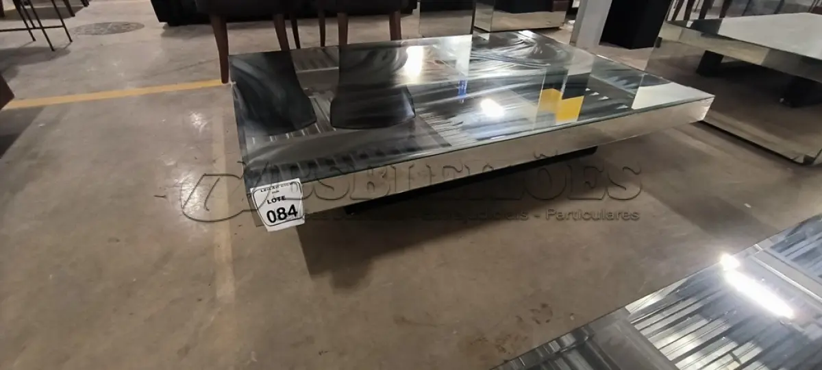 LOTE 084 - 01 MESA DE CENTRO RETANGULAR ESPELHADA.  (NO ESTADO) ATENÇÃO! FAZER A VISITAÇÃO ANTES DE ARREMATAR, NÃO SABEMOS SE FUNCIONA, LEILÃO NÃO TEM GARANTIA E NEM DEVOLUÇÃO, SUJEITO A POSSÍVEIS AVARIAS VISÍVEIS/OCULTAS E/OU AUSÊNCIA DE COMPONENTES.