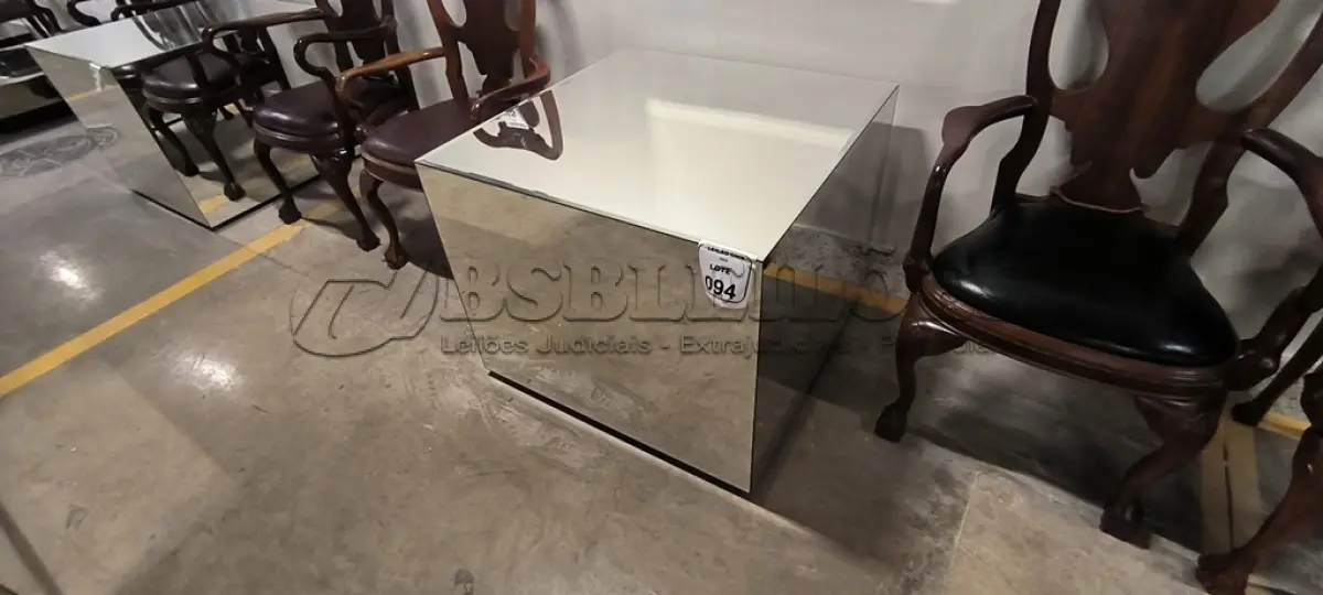 LOTE 094 - 01 MESA DE CENTRO EM DESIGNER CÚBICO ESPELHADA. (NO ESTADO) ATENÇÃO! FAZER A VISITAÇÃO ANTES DE ARREMATAR, NÃO SABEMOS SE FUNCIONA, LEILÃO NÃO TEM GARANTIA E NEM DEVOLUÇÃO, SUJEITO A POSSÍVEIS AVARIAS VISÍVEIS/OCULTAS E/OU AUSÊNCIA DE COMPONENTES.