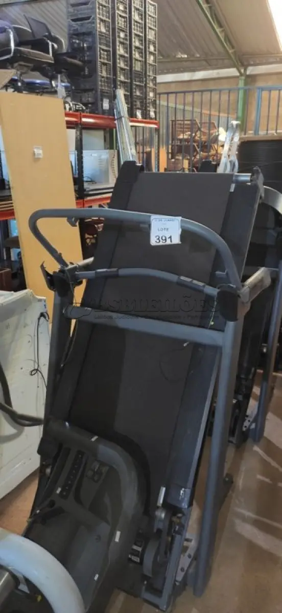 LOTE 391 - 01 ESTEIRA ERGOMÉTRICA. (NO ESTADO) ATENÇÃO! FAZER A VISITAÇÃO ANTES DE ARREMATAR, NÃO SABEMOS SE FUNCIONA, LEILÃO NÃO TEM GARANTIA E NEM DEVOLUÇÃO, SUJEITO A POSSÍVEIS AVARIAS VISÍVEIS/OCULTAS E/OU AUSÊNCIA DE COMPONENTES.