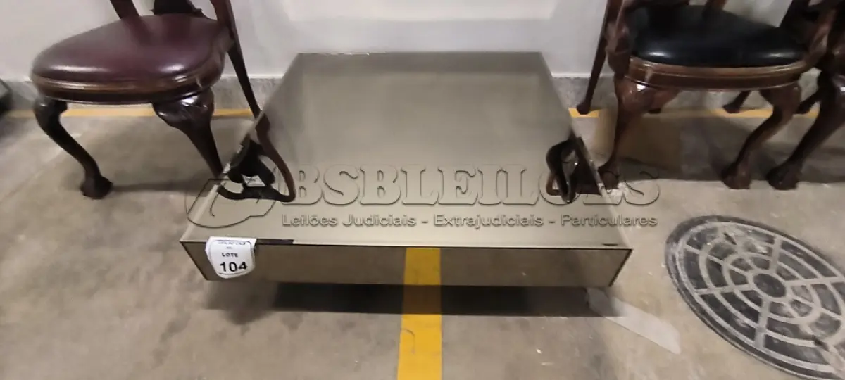 LOTE 104 - 01 MESA DE CENTRO QUADRADA ESPELHADA. (NO ESTADO) ATENÇÃO! FAZER A VISITAÇÃO ANTES DE ARREMATAR, NÃO SABEMOS SE FUNCIONA, LEILÃO NÃO TEM GARANTIA E NEM DEVOLUÇÃO, SUJEITO A POSSÍVEIS AVARIAS VISÍVEIS/OCULTAS E/OU AUSÊNCIA DE COMPONENTES.