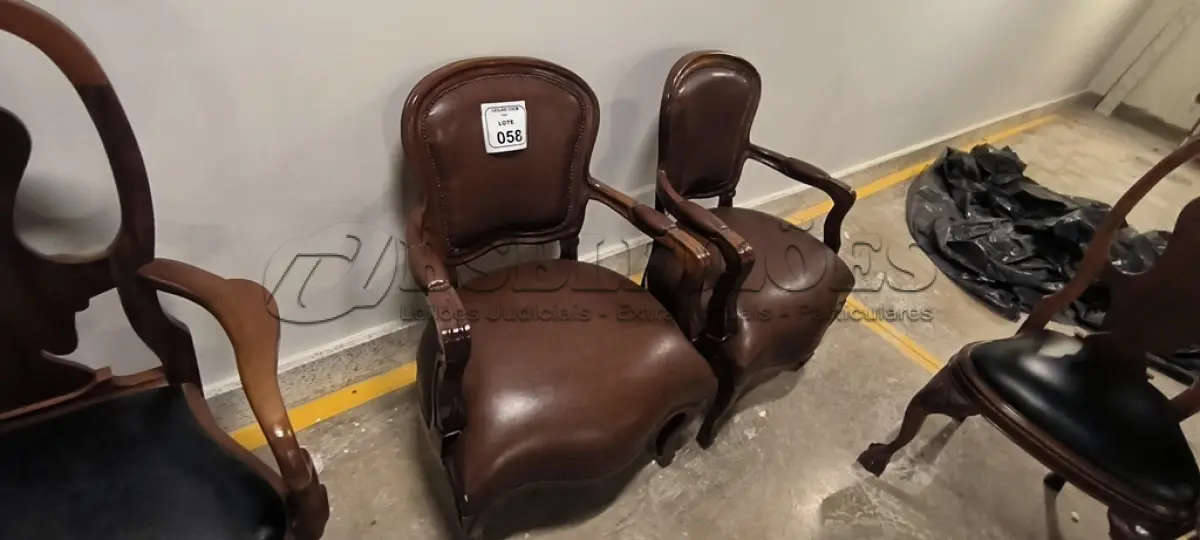 LOTE 058 - 02 CADEIRAS EM MADEIRA ESTILO LUIS XV, COM ASSENTOS EM COURO NA COR MARROM E DETALHE DE TACHAS NA BORDA DO ENCOSTO. (NO ESTADO) ATENÇÃO! FAZER A VISITAÇÃO ANTES DE ARREMATAR, NÃO SABEMOS SE FUNCIONA, LEILÃO NÃO TEM GARANTIA E NEM DEVOLUÇÃO, SUJEITO A POSSÍVEIS AVARIAS VISÍVEIS/OCULTAS E/OU AUSÊNCIA DE COMPONENTES.