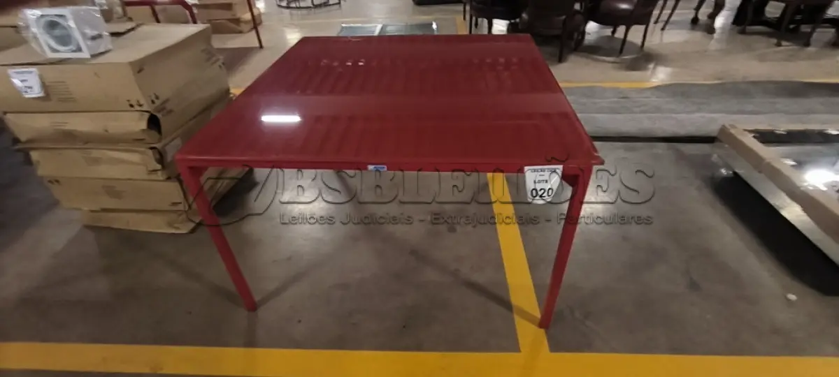 LOTE 020 - 01 MESA QUADRADA COM PINTURA EM VERMELHO COM  PÉS EM FERRO COM TAMPO EM CRISTAL INCOLOR 8MM NA COR VERMELHO. (NO ESTADO) ATENÇÃO! FAZER A VISITAÇÃO ANTES DE ARREMATAR, NÃO SABEMOS SE FUNCIONA, LEILÃO NÃO TEM GARANTIA E NEM DEVOLUÇÃO, SUJEITO A POSSÍVEIS AVARIAS VISÍVEIS/OCULTAS E/OU AUSÊNCIA DE COMPONENTES.
