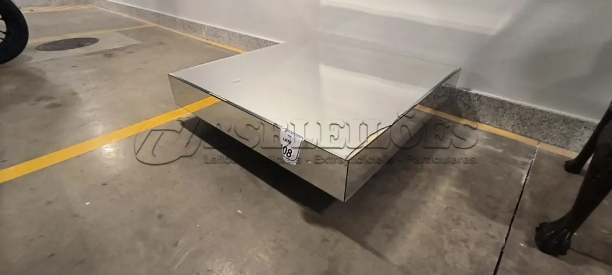 LOTE 108 - 01 MESA DE CENTRO QUADRADA ESPELHADA. (NO ESTADO) ATENÇÃO! FAZER A VISITAÇÃO ANTES DE ARREMATAR, NÃO SABEMOS SE FUNCIONA, LEILÃO NÃO TEM GARANTIA E NEM DEVOLUÇÃO, SUJEITO A POSSÍVEIS AVARIAS VISÍVEIS/OCULTAS E/OU AUSÊNCIA DE COMPONENTES.
