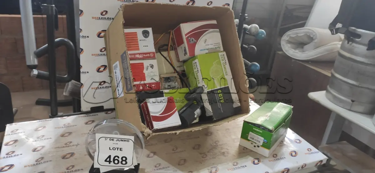 LOTE 468 - 10 CÂMERAS DE SEGURANÇA. (NO ESTADO) ATENÇÃO! FAZER A VISITAÇÃO ANTES DE ARREMATAR, NÃO SABEMOS SE FUNCIONA, LEILÃO NÃO TEM GARANTIA E NEM DEVOLUÇÃO, SUJEITO A POSSÍVEIS AVARIAS VISÍVEIS/OCULTAS E/OU AUSÊNCIA DE COMPONENTES.