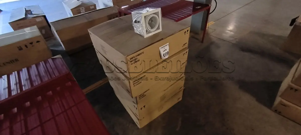 LOTE 008 - 05 CAIXAS COM 09 LUMINÁRIAS SPOT DE EMBUTIR QUADRADO FOCUS 30 A BRANCO FOSCO. (NO ESTADO) ATENÇÃO! FAZER A VISITAÇÃO ANTES DE ARREMATAR, NÃO SABEMOS SE FUNCIONA, LEILÃO NÃO TEM GARANTIA E NEM DEVOLUÇÃO, SUJEITO A POSSÍVEIS AVARIAS VISÍVEIS/OCULTAS E/OU AUSÊNCIA DE COMPONENTES.