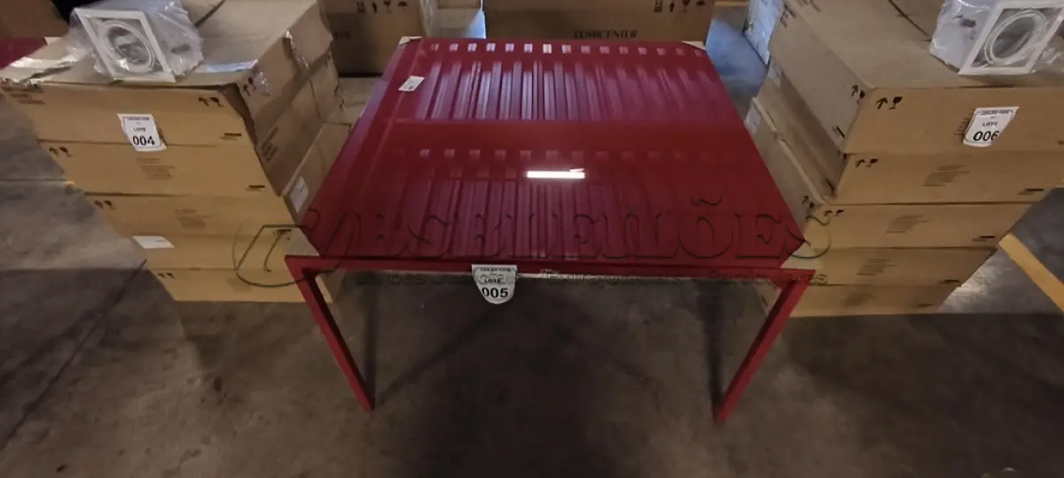 LOTE 005 - 01 MESA QUDRADA COM PÉS EM FERRO COM TAMPO EM VIDRO NA COR VERMELHO. (NO ESTADO) ATENÇÃO! FAZER A VISITAÇÃO ANTES DE ARREMATAR, NÃO SABEMOS SE FUNCIONA, LEILÃO NÃO TEM GARANTIA E NEM DEVOLUÇÃO, SUJEITO A POSSÍVEIS AVARIAS VISÍVEIS/OCULTAS E/OU AUSÊNCIA DE COMPONENTES.