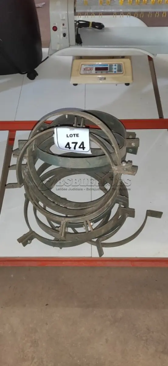 LOTE 474 - 01 LOTE COM GRAMPOS PARA POSTER REDONDO. (NO ESTADO) ATENÇÃO! FAZER A VISITAÇÃO ANTES DE ARREMATAR, NÃO SABEMOS SE FUNCIONA, LEILÃO NÃO TEM GARANTIA E NEM DEVOLUÇÃO, SUJEITO A POSSÍVEIS AVARIAS VISÍVEIS/OCULTAS E/OU AUSÊNCIA DE COMPONENTES.